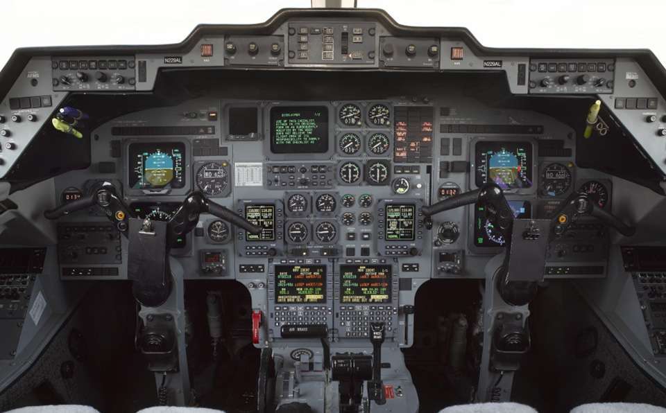 cockpit-of-2000-HAWKER-800XP